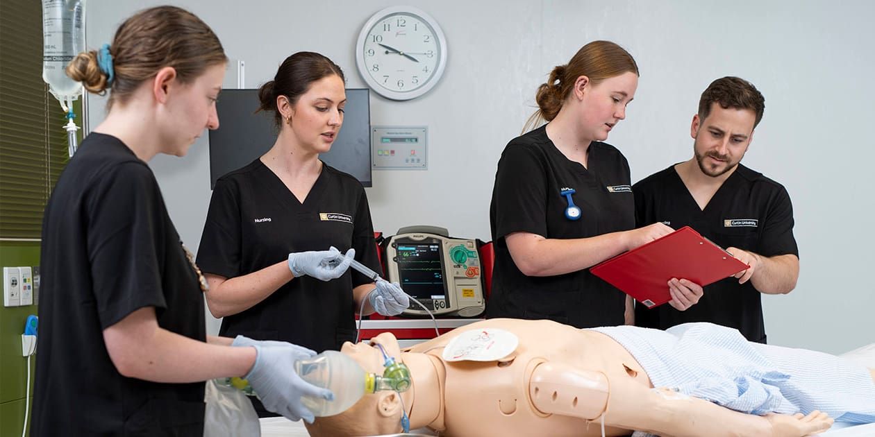 Nurse students with a dummy patient